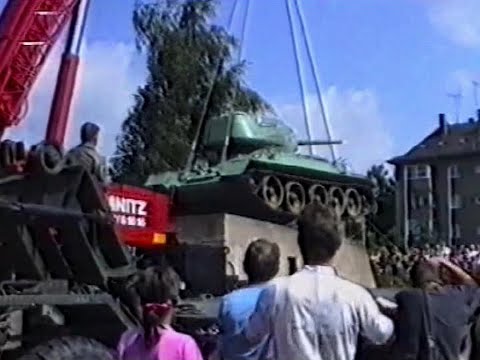 Der Abbau des &quot;Russenpanzers&quot; in Chemnitz am 16.07.1991