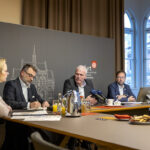 Katja Wolf (OB Eisenach), Julian Vonarb (OB Gera), Andreas Bausewein (OB Erfurt), Thomas Nitzsche (OB Jena) und André Knapp (OB Suhl) beim Pressegespräch im Erfurter Rathaus