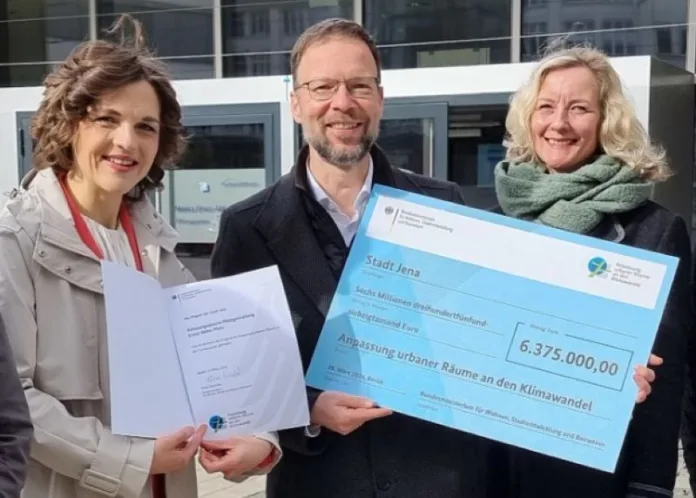 Offizielle Übergabe der Fördermittel durch die parlamentarische Staatssekretärin für Wohnen, Stadtentwicklung und Bauwesen Elisabeth Kaiser (l.) an Oberbürgermeister Dr. Thomas Nitzsche plus FSU-Vizepräsidentin für Studium und Lehre Prof. Dr. Karina Weichold