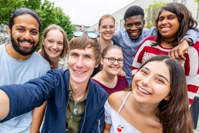 Studierende auf dem Campus der EAH Jena Foto: Sebastian Reuter