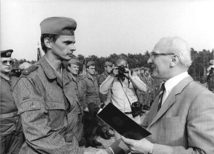 Bundesarchiv_Bild_183-1984-0621-047_DDR_NVA-Truppenbesuch_Honecker