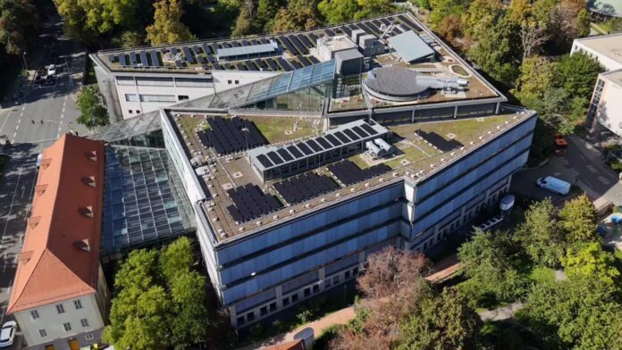 Blick von oben auf die Thüringer Universitäts- und Landesbibliothek.